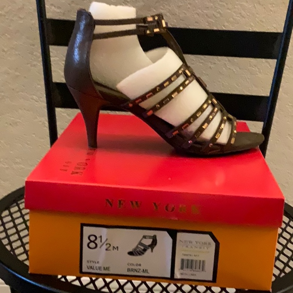 Size 9, New York, transit – metal linen